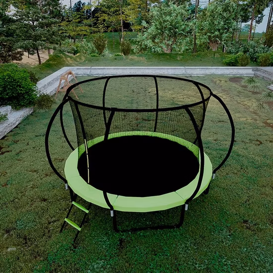 Adultos y niños profesionales al aire libre saltando trampolín redondo con carpa